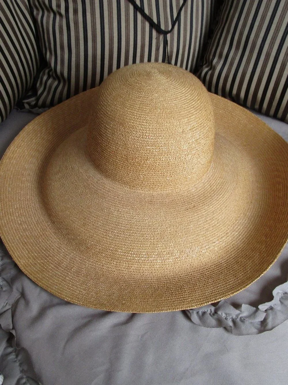 extra wide brim straw sun hat